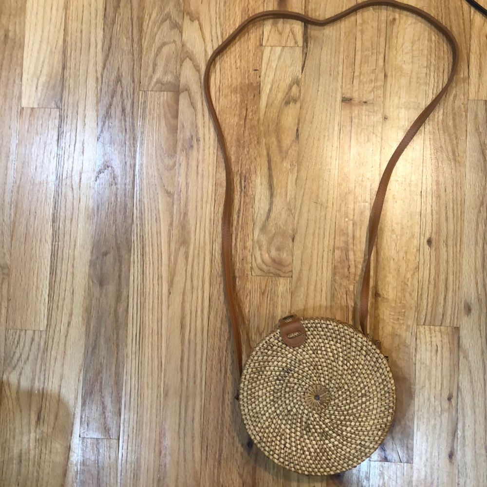 Straw circle bag